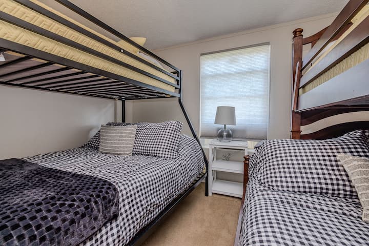 soba na kat s 2 bračna kreveta i 2 odvojena kreveta