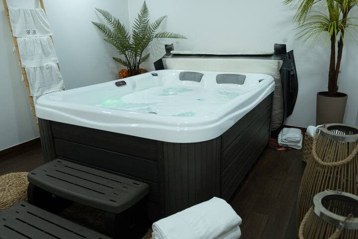 Deluxe Villa Home, Peace & Spa gallery image 2