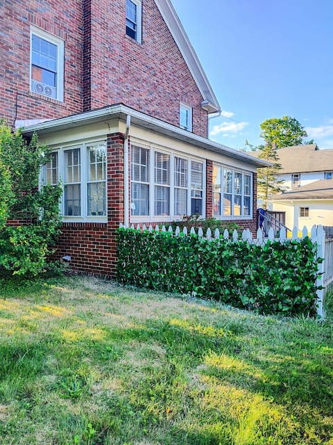 Charming 7 Room Home Across Univ in Downtown