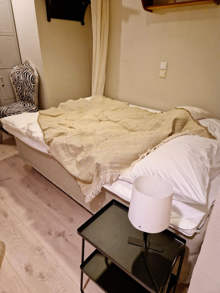 Kitanda cha bara chenye ubora wa sentimita 150x200 kilicho na mito ya chini na duvet kwa ajili ya kulala vizuri.