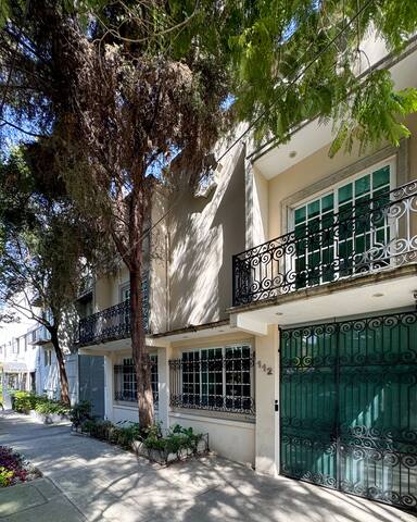 ¡Crystal! – 7BR Fantastic! In heart of Roma gallery image 5