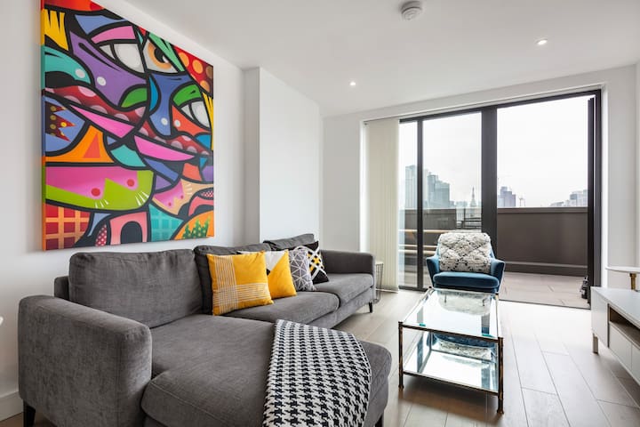 Penthouse 3-bed 2-bath 2-Decks w Lift, Gym & Views