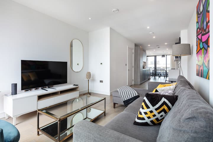 Penthouse 3-bed 2-bath 2-Decks w Lift, Gym & Views gallery image 3