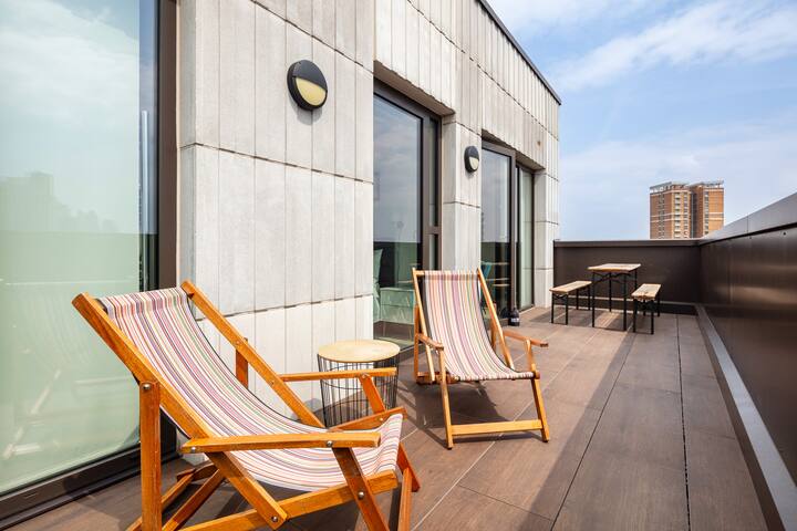 Penthouse 3-bed 2-bath 2-Decks w Lift, Gym & Views gallery image 4