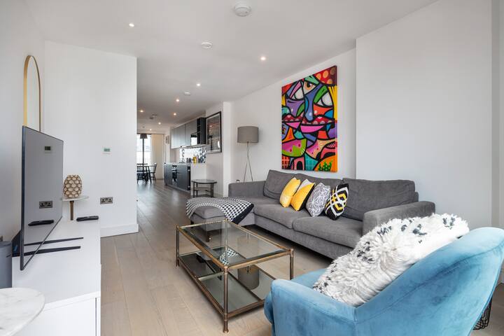 Penthouse 3-bed 2-bath 2-Decks w Lift, Gym & Views gallery image 2