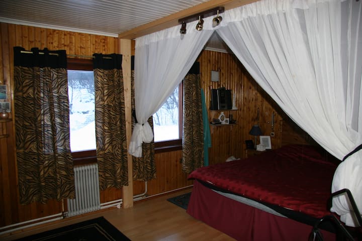 Izba s 1 manželskou posteľou a 1 samostatným lôžkom