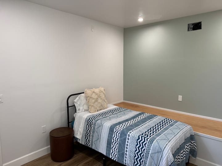 Bonusová izba 9 je spojená s izbou 8 a má vlastné dvere von. V izbe je manželská posteľ.