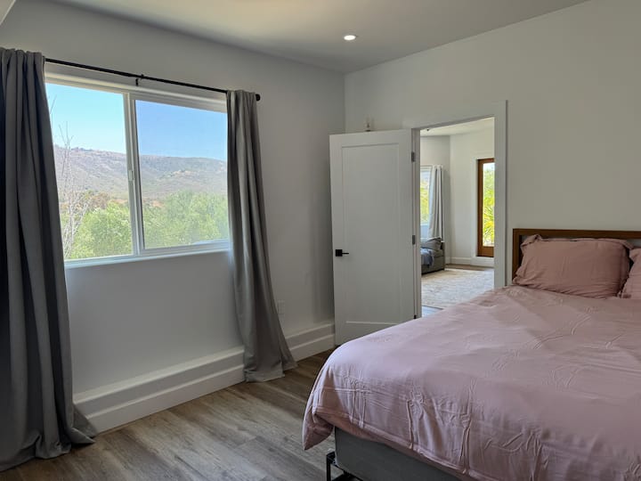 Bonusová izba 8. Táto sladká spálňa má manželskú posteľ a dve samostatné postele a televízor. Je tu krásny výhľad na hory a dvor. Nachádza sa mimo izby s kuchynkou a plne vybavenou kúpeľňou so sprchovacím kútom a vaňou.