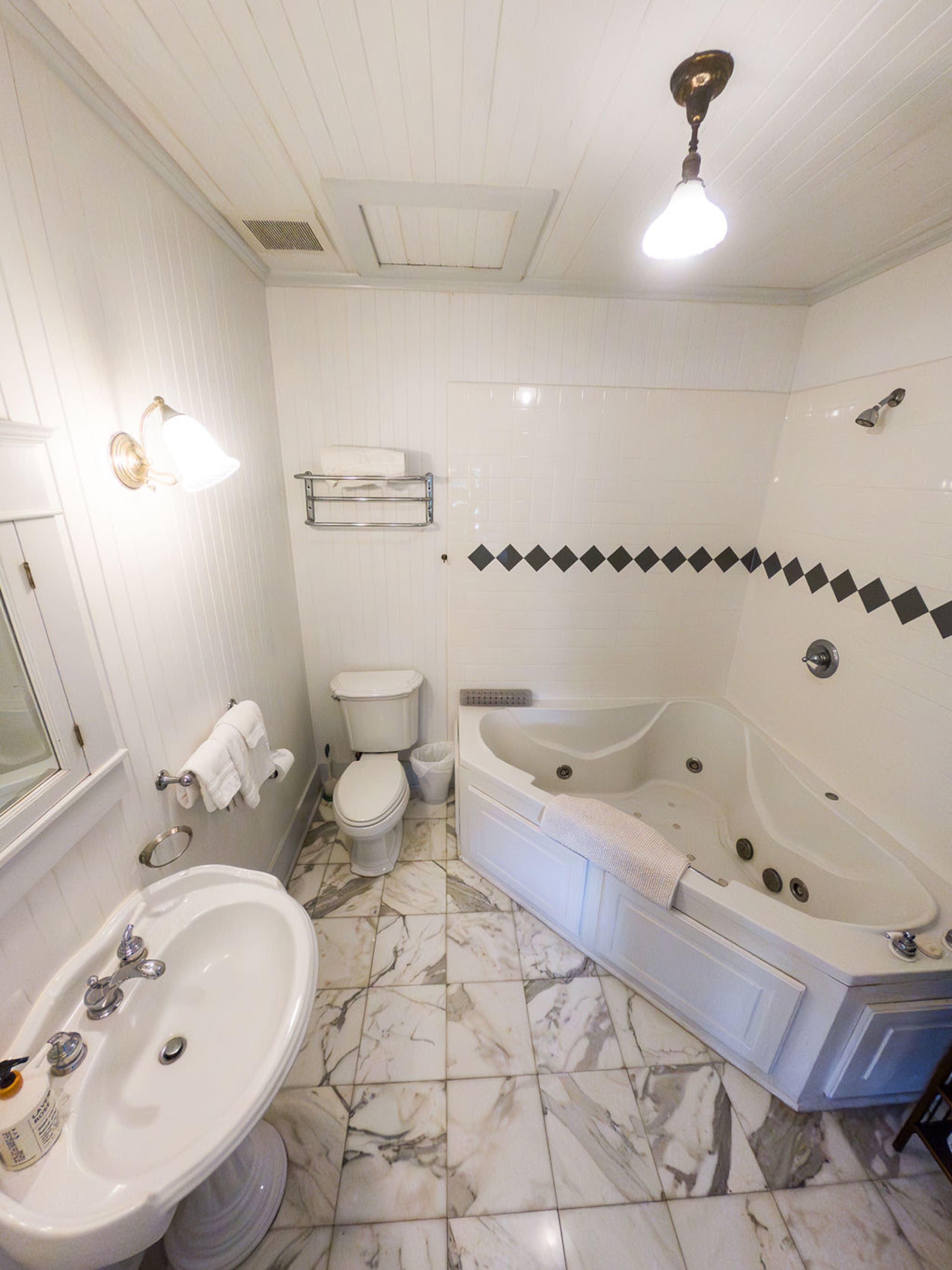 Home in Hilo · ★4.73 · 4 bedrooms · 4 beds · 6.5 private baths - Image 15