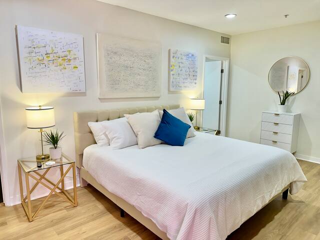 2500 ft² w/ Pool Table, 2 King Bds, Sauna, 85″TV gallery image 4