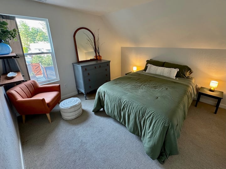 Ამ საძინებელში არის ორადგილიანი საწოლი, შავი ფარდა და გულუხვი შესასვლელი კარადა. 