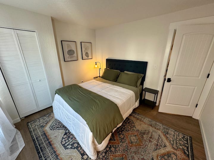 Ამ საძინებელში არის ორადგილიანი საწოლი, შავი ფარდები და გულუხვი კარადა. 