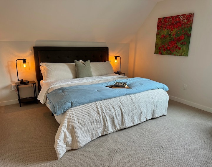 Ამ ძირითად საძინებელში არის დიდი საწოლი, შავი ფერის ფერები, ტელევიზორი და გულუხვი შესასვლელი კარადა. 