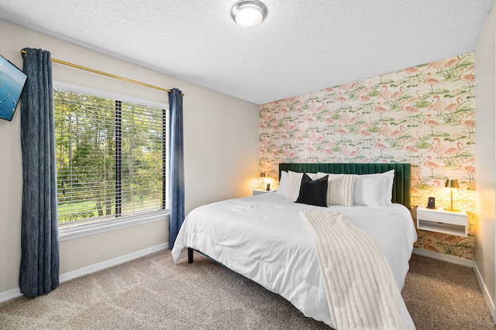 Odmorite se u mirnom utočištu naše druge spavaće sobe opremljene još jednim plišanim madracem veličine King i sofisticiranim priobalnim detaljima. Opustite se u krugu luksuznih smještaja na samo nekoliko koraka od vrhunske klinike Mayo.