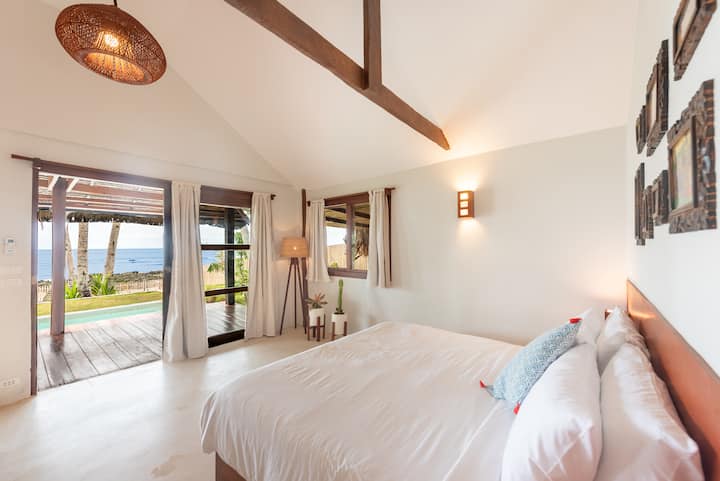 3BR Beachfront Villa, Pool, Surf Spot, Generator