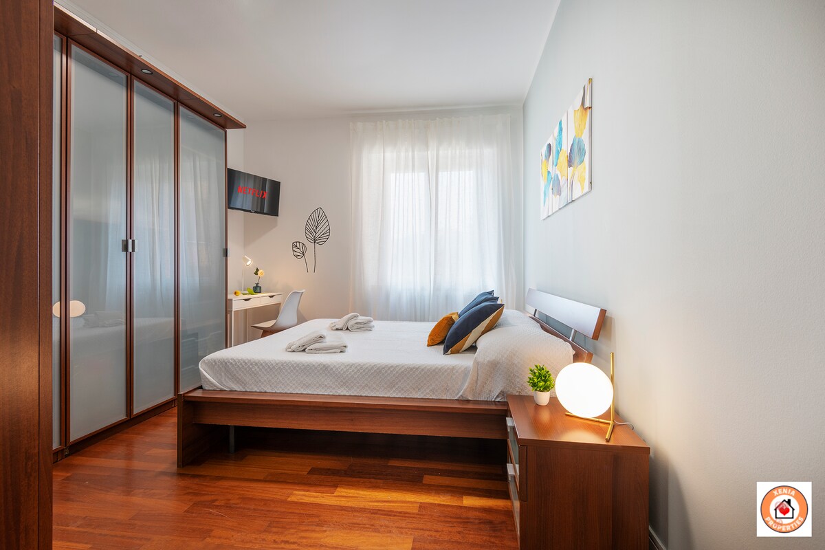 ห้องนอนแสนอบอุ่นพร้อมให้คุณนอนหลับอย่างสงบหลังจากอยู่ในมิลานมาทั้งวัน เครื่องปรับอากาศสมาร์ททีวีและตู้เสื้อผ้าทำให้ที่พักสมบูรณ์ 