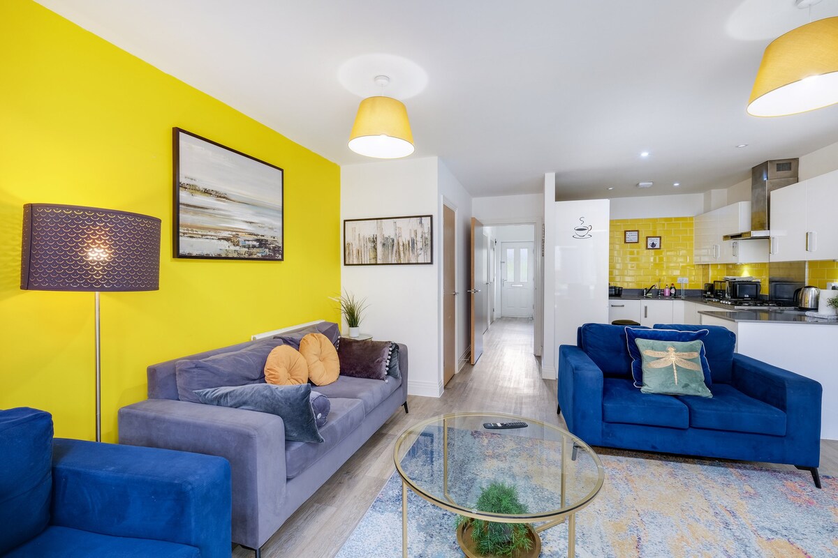 Top Airbnb: Foxherne 6BDR 3BA Serviced House 20 with Parking in Slough