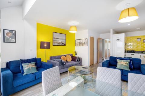Foxherne 6BDR 3BA Serviced House 20 with Parking