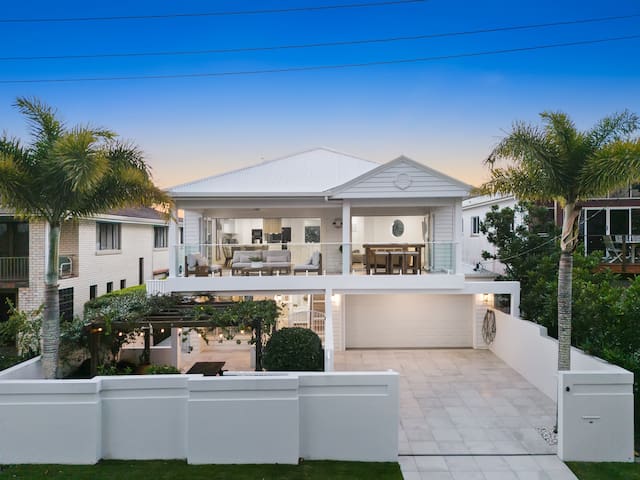 Premium Beach Front House – Pool, Large Deck