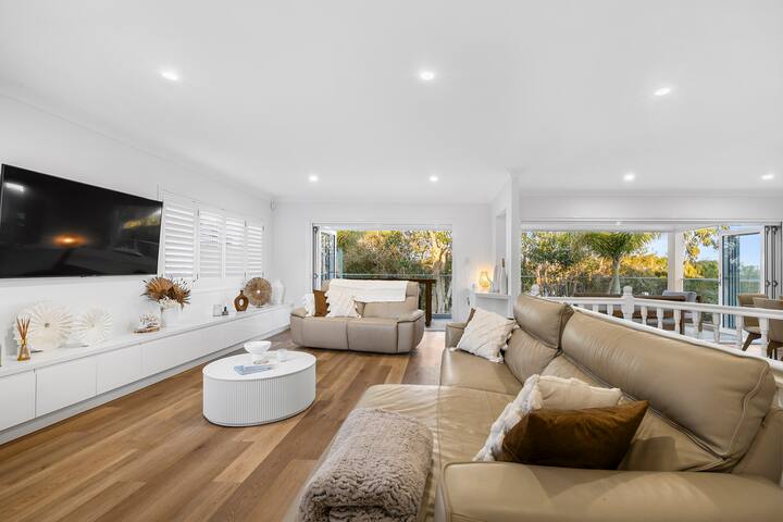 Premium Beach Front House – Pool, Large Deck gallery image 5