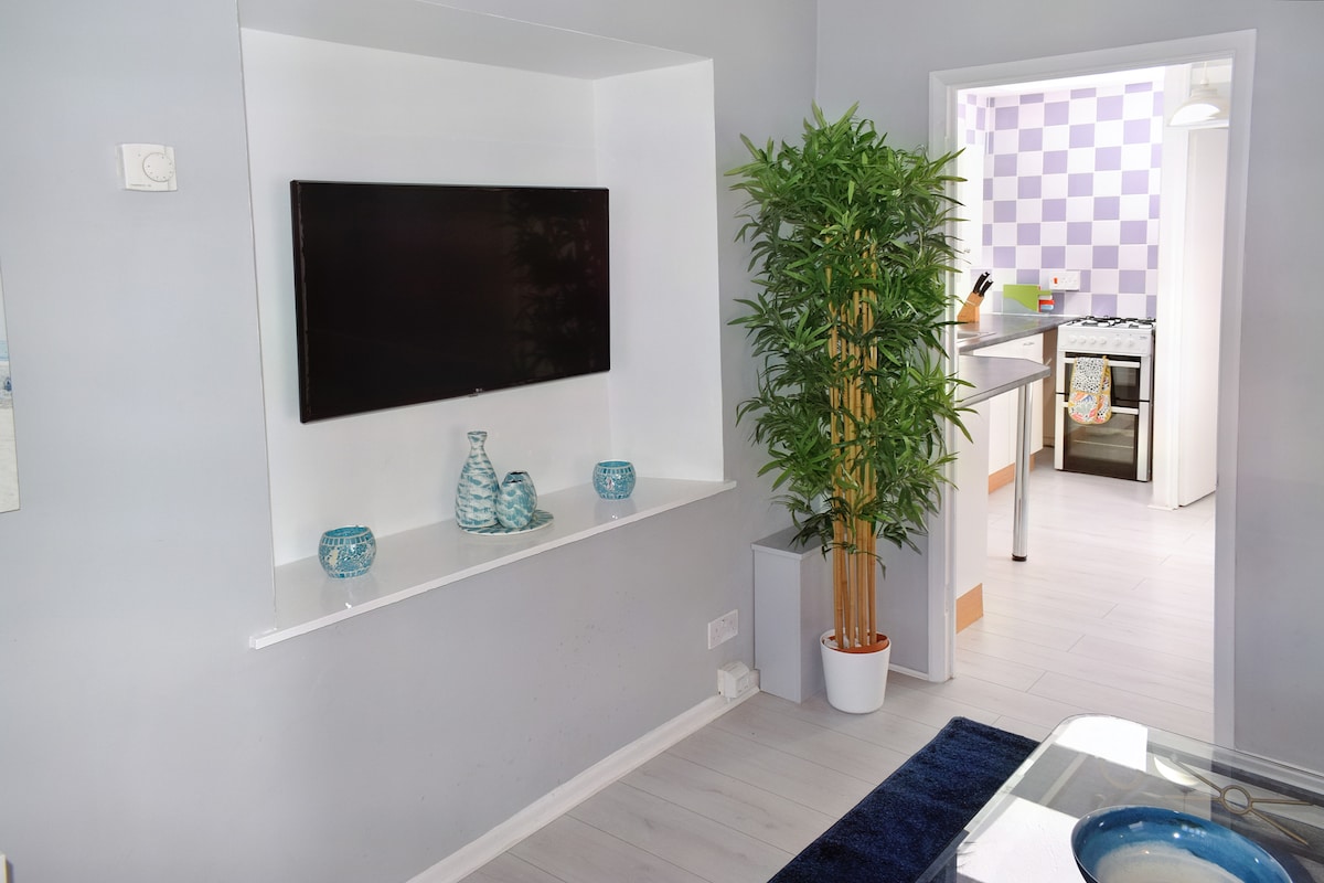 Top Airbnb: 2 Bedroom Seaside Apartment In Hayle With Parking in Hayle