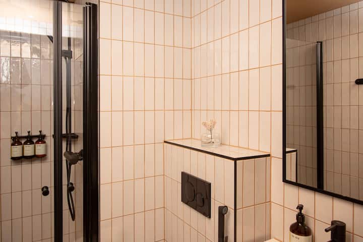 Stylish Studio For 2 W/ Kitchenette & Queen Bed - Helsinki