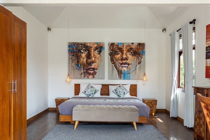 Kjo është dhoma jonë më e madhe, e vendosur në mënyrë të përshtatshme në katin e dytë dhe me një ballkon të bukur. Ofron gjithashtu një banjë private, vetëm tre hapa larg dhomës, duke siguruar rehati dhe kushte lehtësuese.