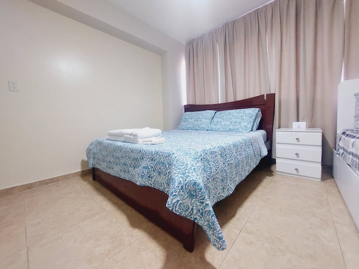 Letto matrimoniale con lenzuola e almohadas extra. 