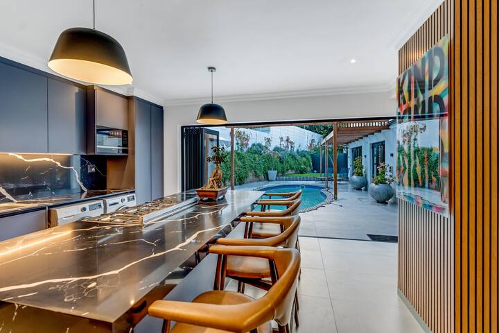 Sleek, bespoke home 1 min from beach. gallery image 3