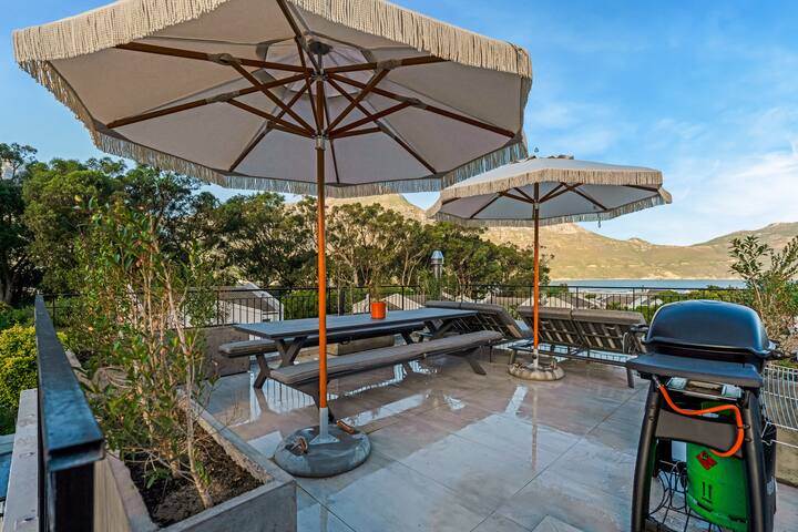 Sleek, bespoke home 1 min from beach. gallery image 5