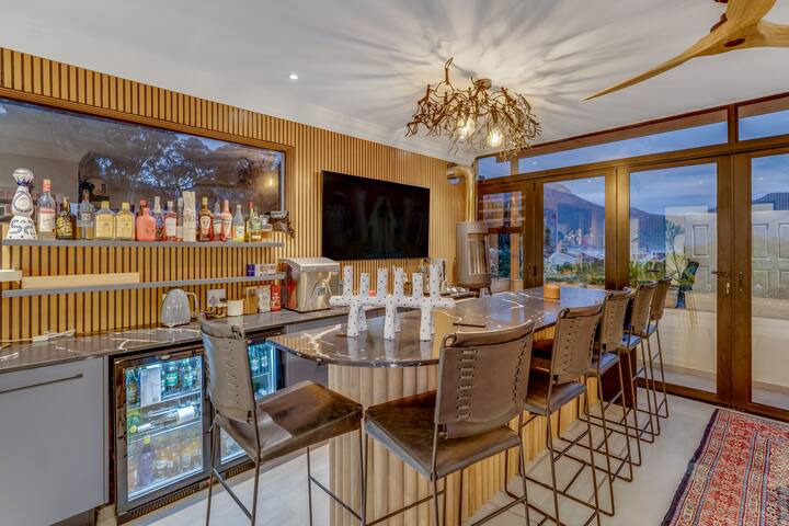 Sleek, bespoke home 1 min from beach. gallery image 4