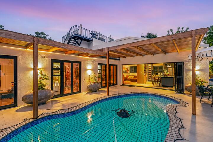 Sleek, bespoke home 1 min from beach. gallery image 2