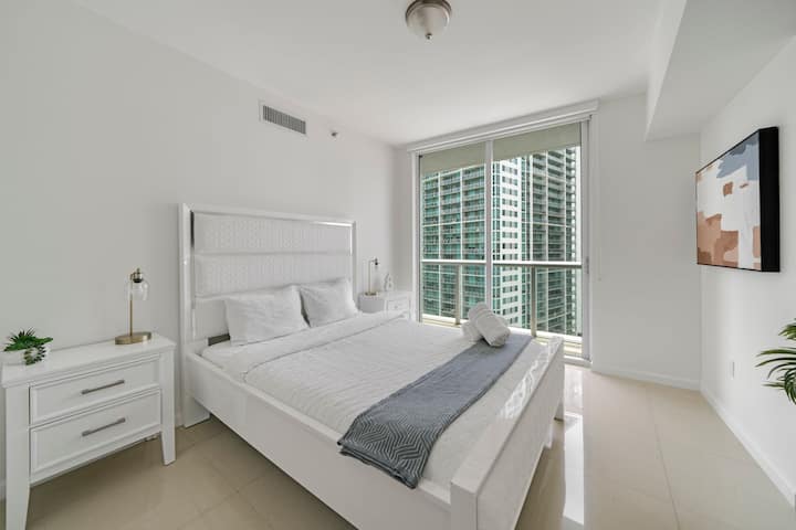 Მყუდრო მეორე საძინებელი დიდი საწოლითა და აივნით!