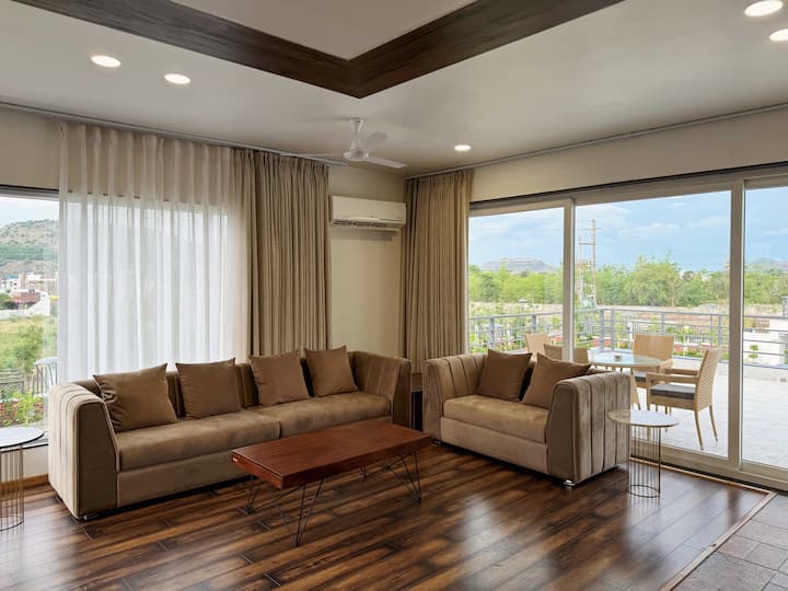 2 Br Villa With Scenic Hill Views & Pool (2/2) - Indore