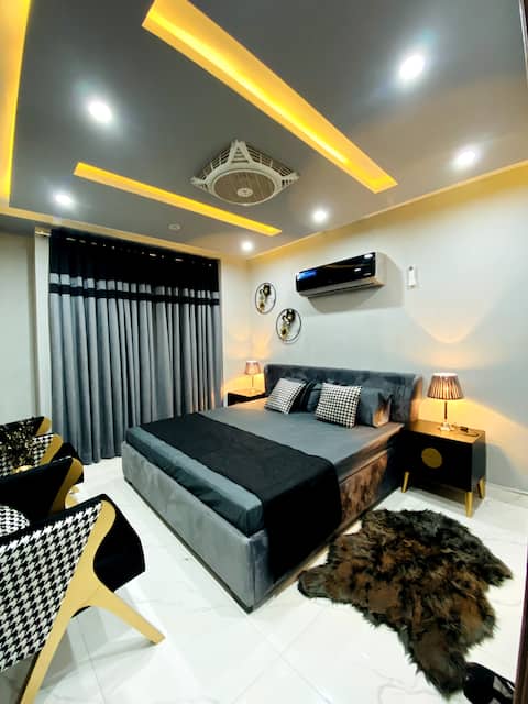 Cozy 1 BHK Apt For Families & Business Travelers
