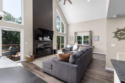 Top Airbnb: Family Lake Oasis w/Private Dock/Hot Tub/Arcade in Gainesville