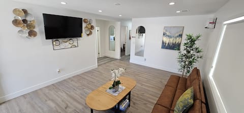 5 Beds/Laundry/FWY Close
