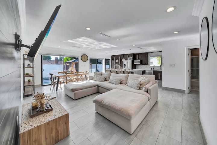 5br Resort Villa | Huge Saltwater Pool + Jacuzzi - Los Angeles, CA