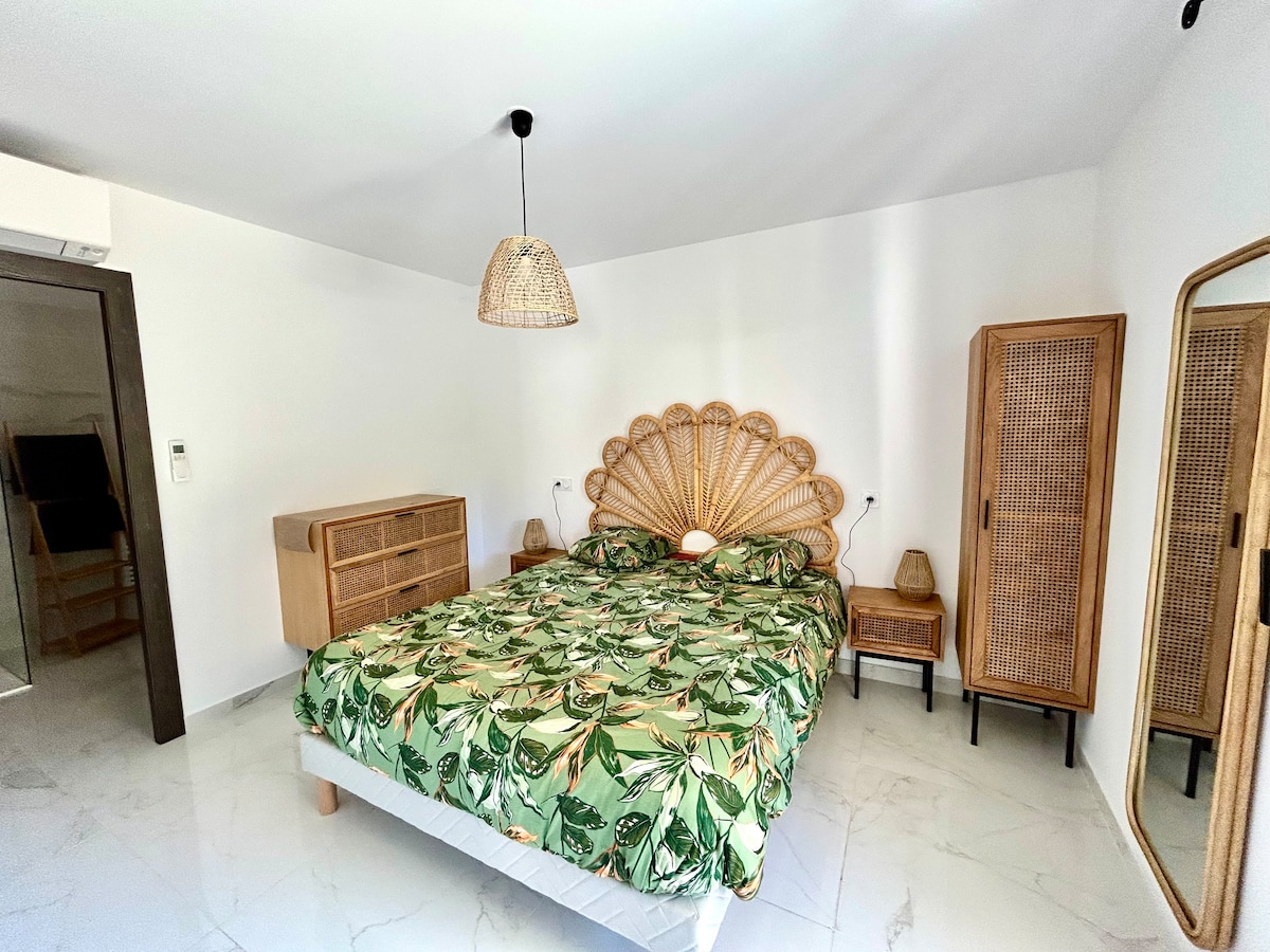 ห้องนอนพร้อมเตียงคู่ เครื่องนอนที่สะดวกสบาย และที่เก็บของ เหมาะสำหรับการเข้าพักที่เงียบสงบสำหรับสองคน อยู่ห่างจากชายหาดและท่าเรือโบนิฟาโซเพียงไม่กี่นาที


