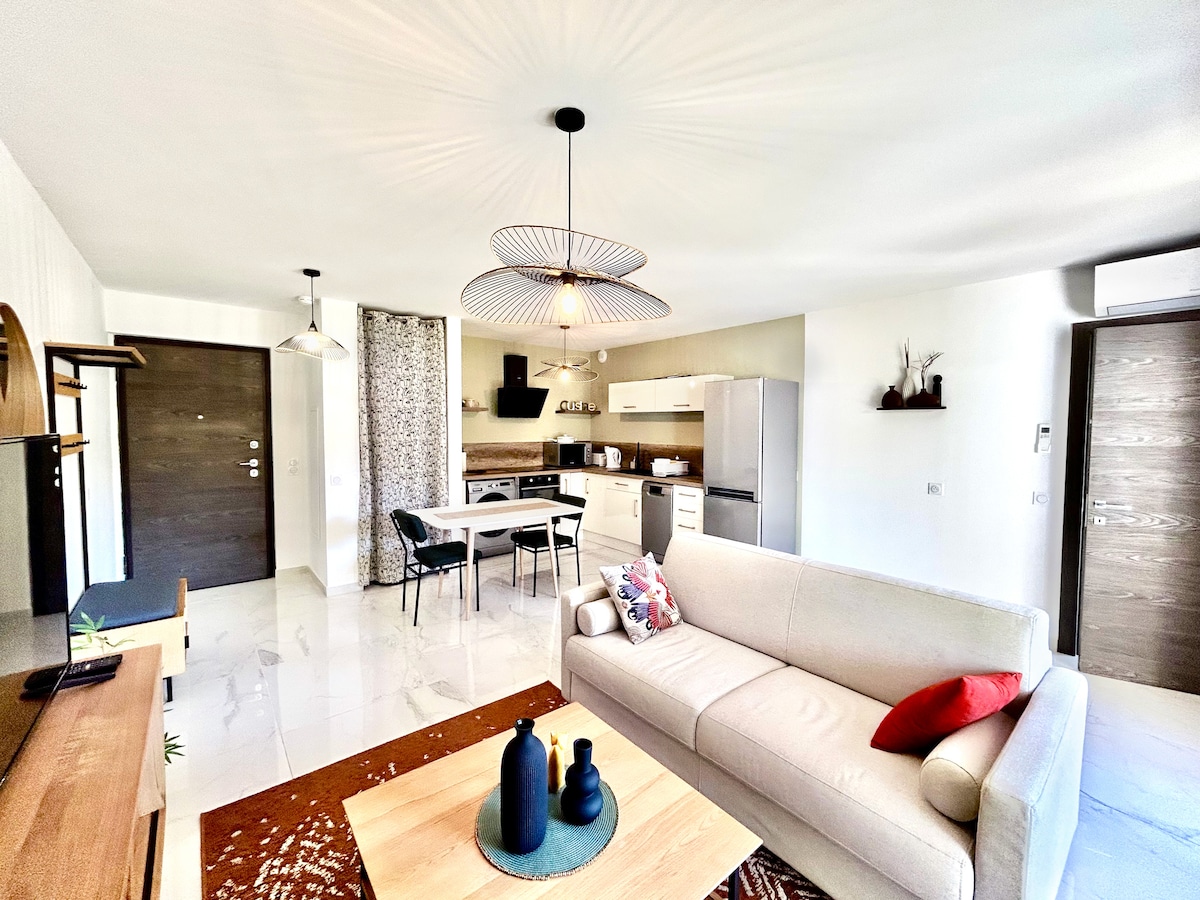 พื้นที่สว่างและอบอุ่นพร้อมโซฟา พื้นที่รับประทานอาหาร และเข้าถึงระเบียงได้โดยตรง เหมาะสำหรับการพักผ่อนหลังจากไปเที่ยวโบนิฟาโซหรือในป่าเมกีส์ของคอร์ซิกาใต้มาทั้งวัน

