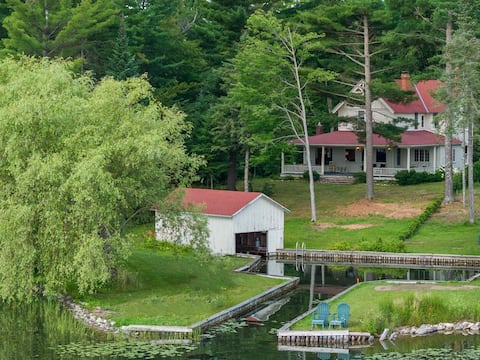 Lakeside Cottage with Harbor