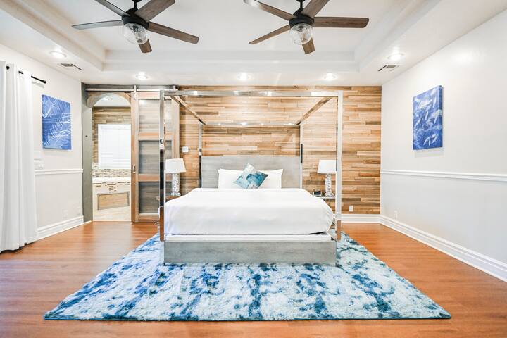 KC Happy Oasis 5BR/4BA Home w/ Theater & Pool gallery image 3