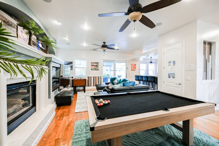 KC Happy Oasis 5BR/4BA Home w/ Theater & Pool gallery image 4