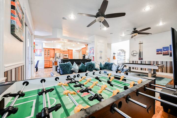 KC Happy Oasis 5BR/4BA Home w/ Theater & Pool gallery image 2