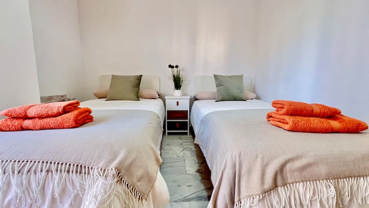 Slaapkamer # 2 . 
2 eenpersoonsbedden 190 x200 cm 
Ingebouwde kast 
En raam met uitzicht op de hoofdstraat 