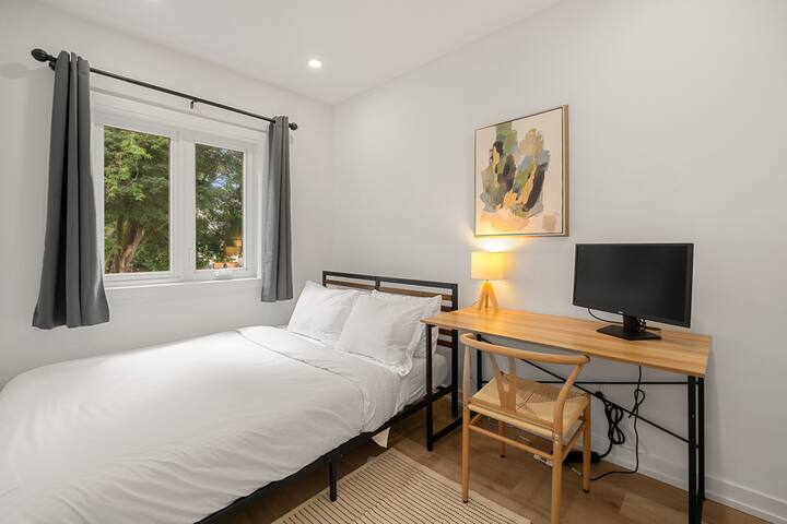 3 Min to Subway | Free Parking* | Free Laundry gallery image 5