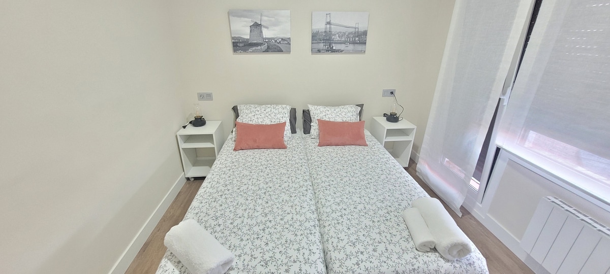 ห้อง 2 พร้อมเตียงสองเตียงกว้าง 90 ซม. และทางออกระเบียง