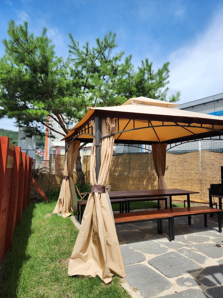 Jayu Ro Stay (6 rooms, 4 bathrooms) can accommodate 30 people. 2 minutes to Baekma Han River…