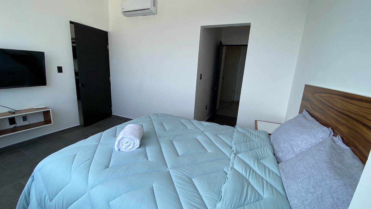 Recamara con  baño privado, cama queen, clima y smartv