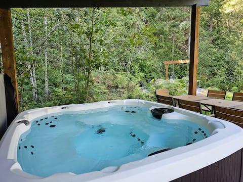 North Cascades Escape- hot tub, 5 bedroom, firepit